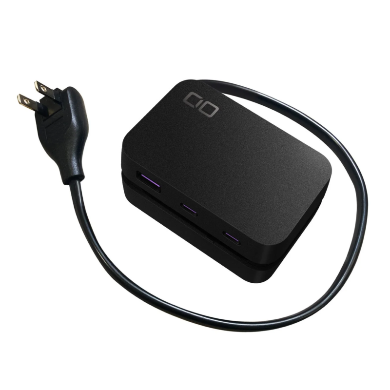 黒色のコンパクトな電子機器が写っています。電源ケーブルと2ピンのACプラグが接続されており、機器には「CIO」のロゴが見えます