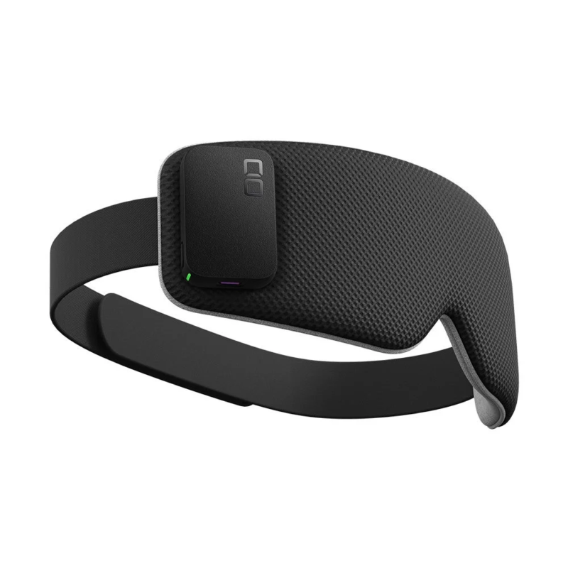 白背景に置かれた、黒いスマートスリープマスク。メッシュ素材の本体に小さなデバイスが取り付けられており、緑色のインジケーターライトが点灯している