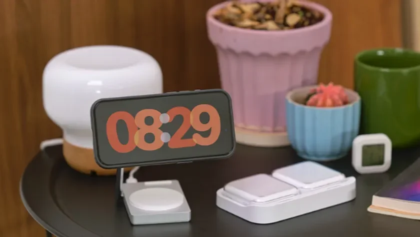 スマートフォン、充電器、卓上ライト、デジタル時計