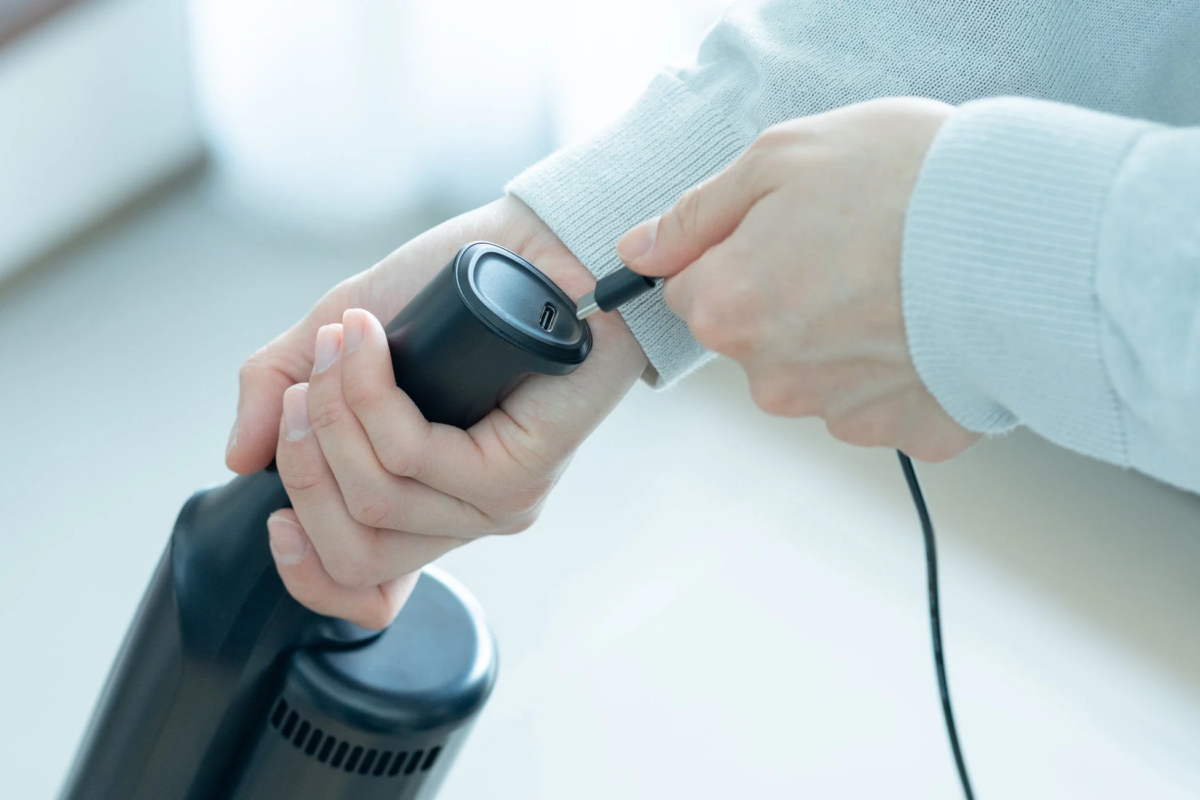 USB-Cケーブルを接続する様子