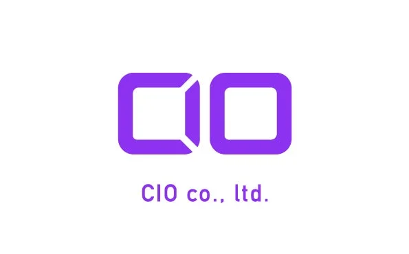 「CIO co., ltd.」という会社名が書かれたロゴマークです。紫色のモダンなデザインで、二つの四角形が特徴的なシンボルとなっています。
