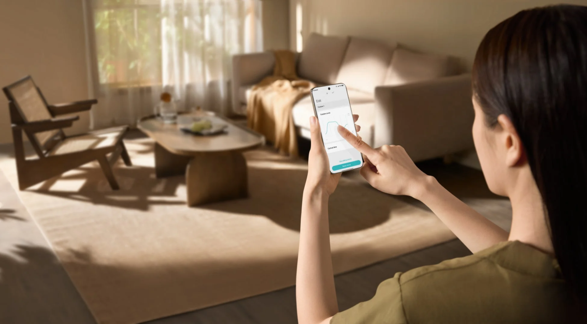 スマートフォンで扇風機を操作する様子