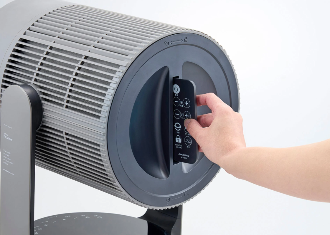 リモコンをサーキュレーター本体に収納する様子