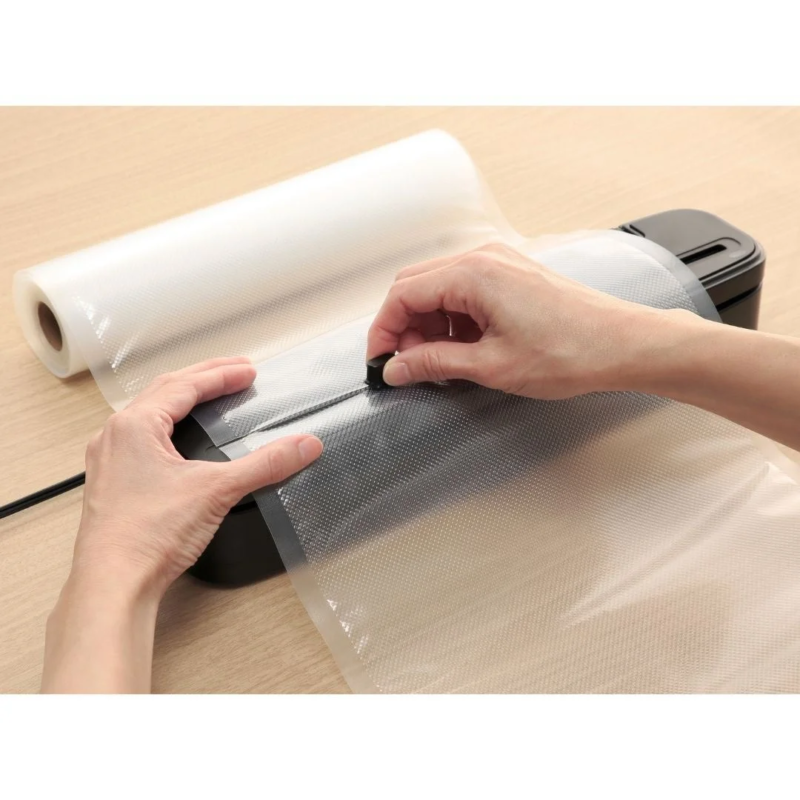 真空シーラーで食品保存用袋をセットする様子