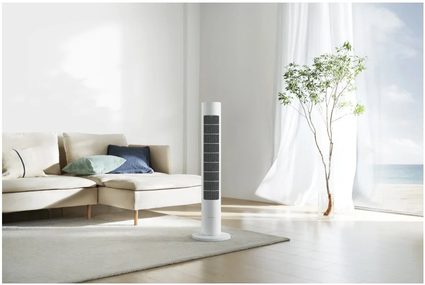 明るい日差しが差し込むリビングに置かれたタワーファン