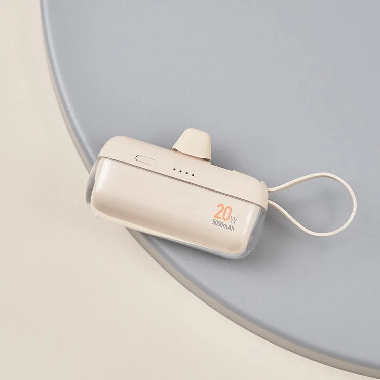 ベージュ色のコンパクトなモバイルバッテリー