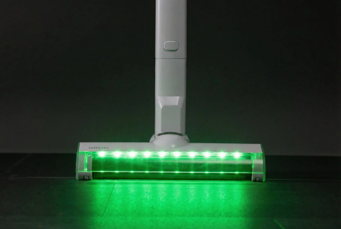 緑色LEDライトが点灯した掃除機ヘッド