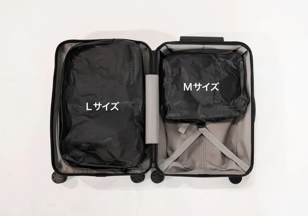 スーツケースに収納されたエアロコンプレッションキューブ