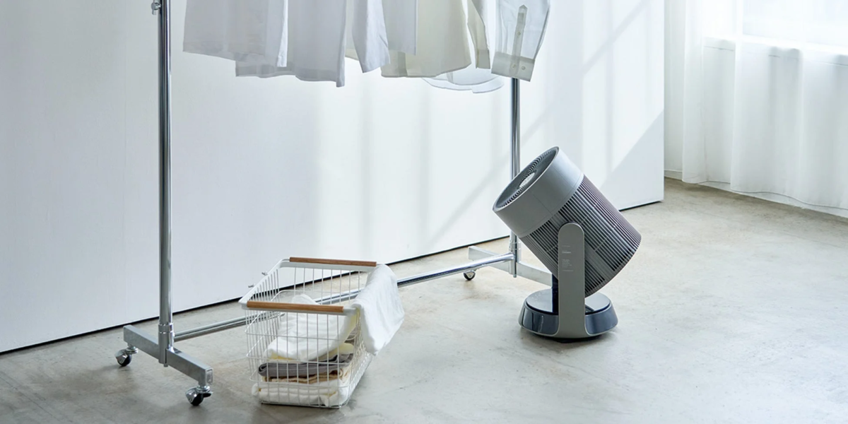 部屋干しされた洗濯物とサーキュレーター