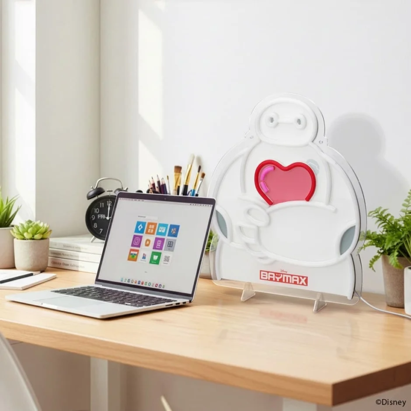 ベイマックスのネオンライトとノートパソコン