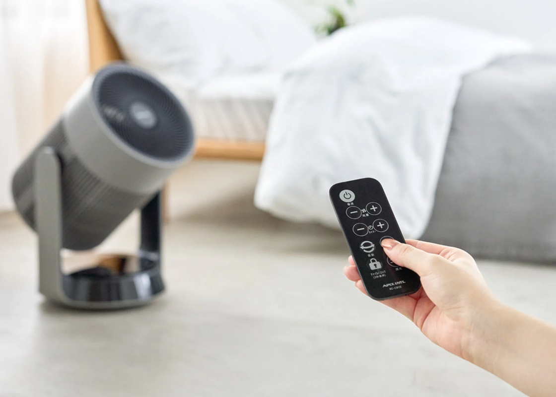 リモコンでサーキュレーターを操作する様子