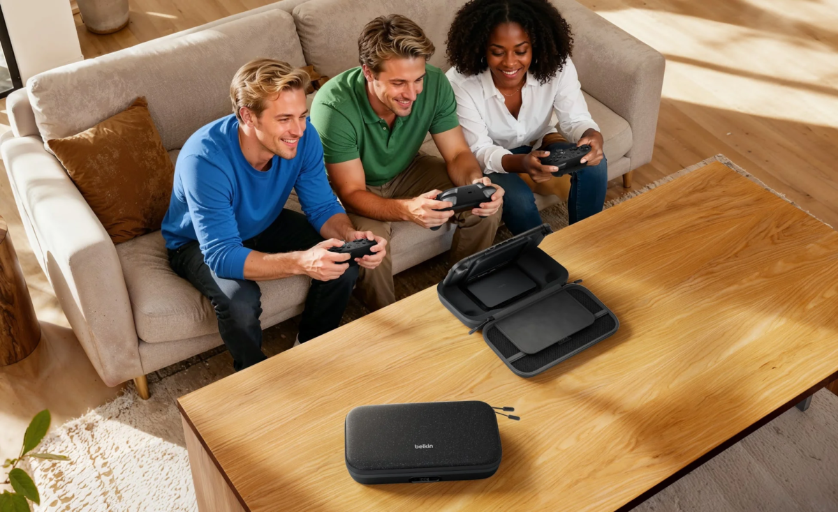 リビングでゲームを楽しむ様子とBelkinケース