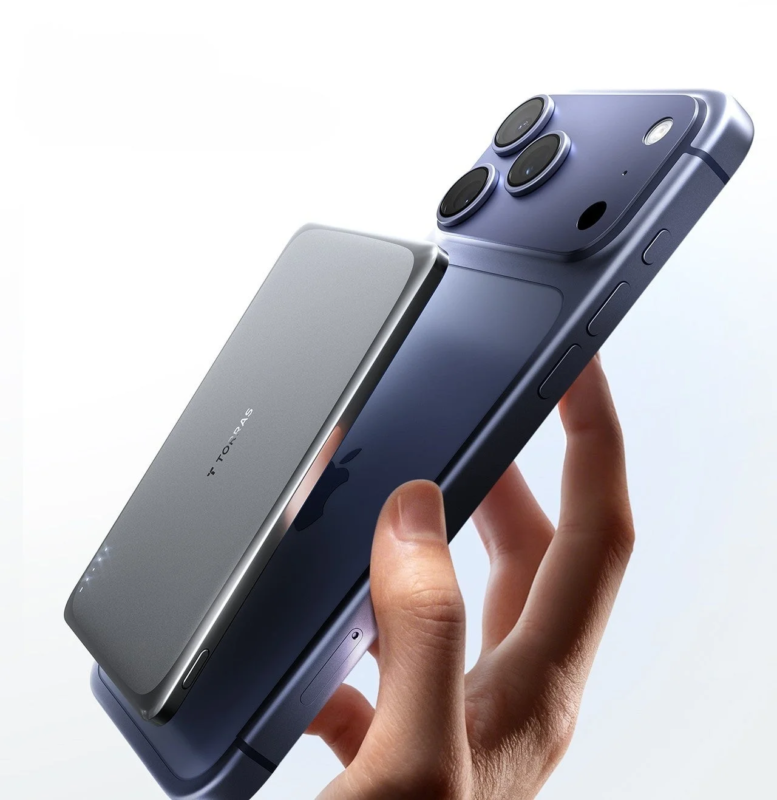 紫色のiPhoneの背面にTORRAS製のマグネット式モバイルバッテリーが取り付けられている様子