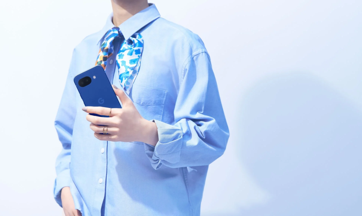 青いGoogle Pixelスマートフォンを持つ人物