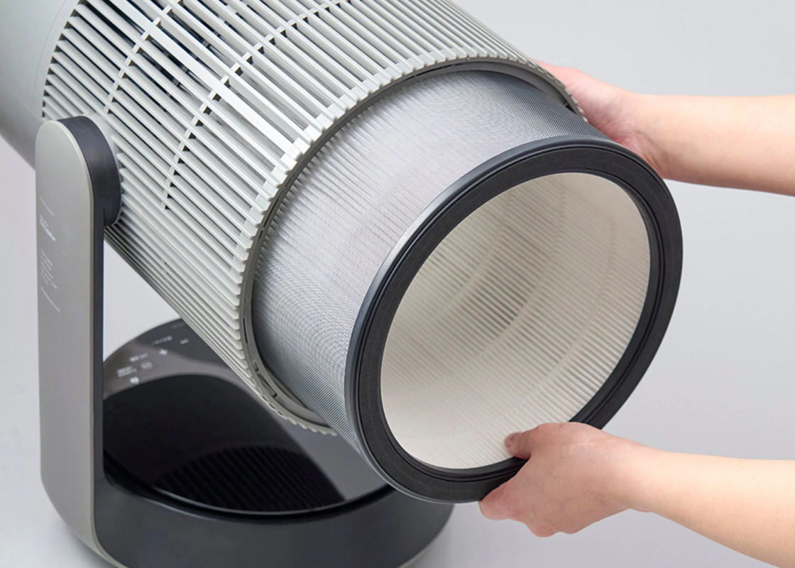空気清浄機のフィルターを交換する様子