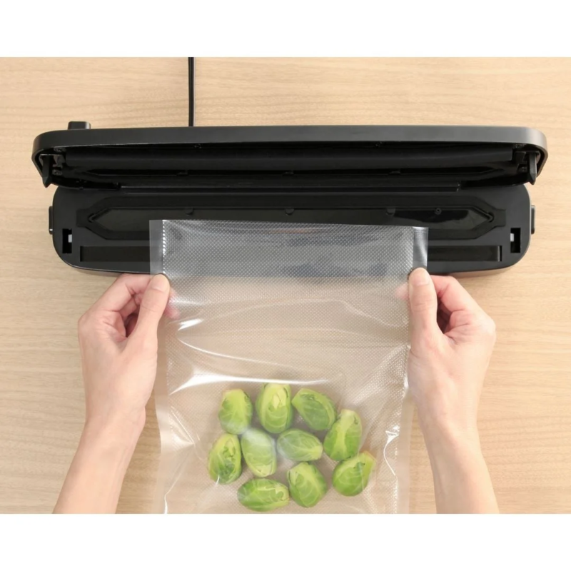 芽キャベツを真空パック器にセットする様子