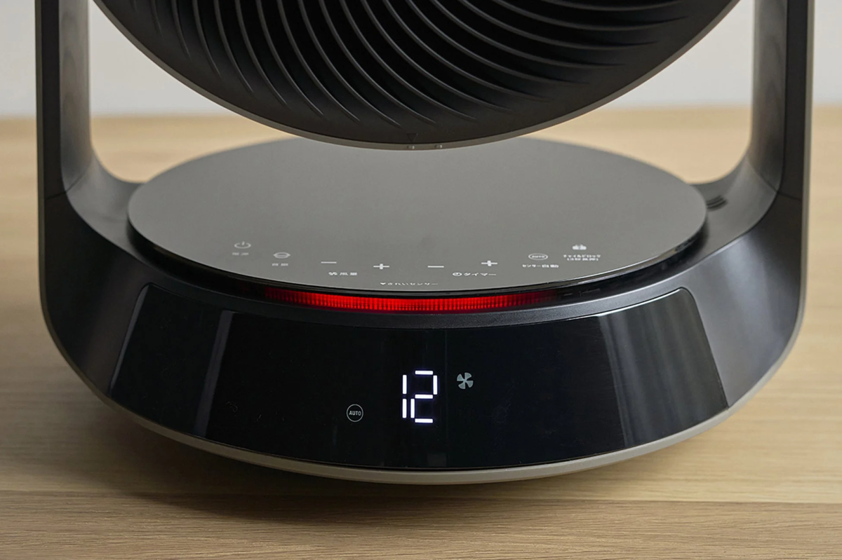 きれいセンサーが赤く光るサーキュレーターの操作パネル