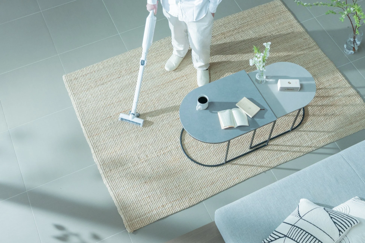 リビングのラグを掃除する様子
