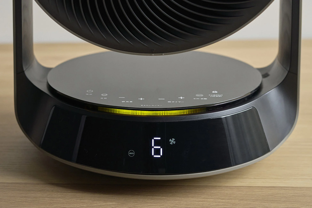 きれいセンサーが黄色く光るサーキュレーターの操作パネル