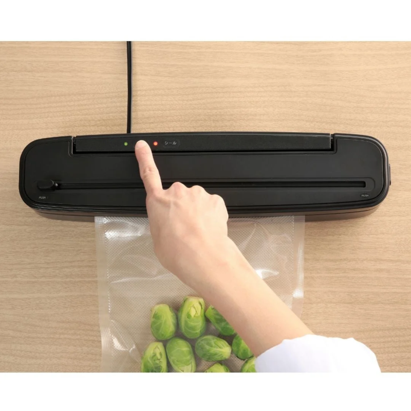 芽キャベツを真空パック器で密封する様子