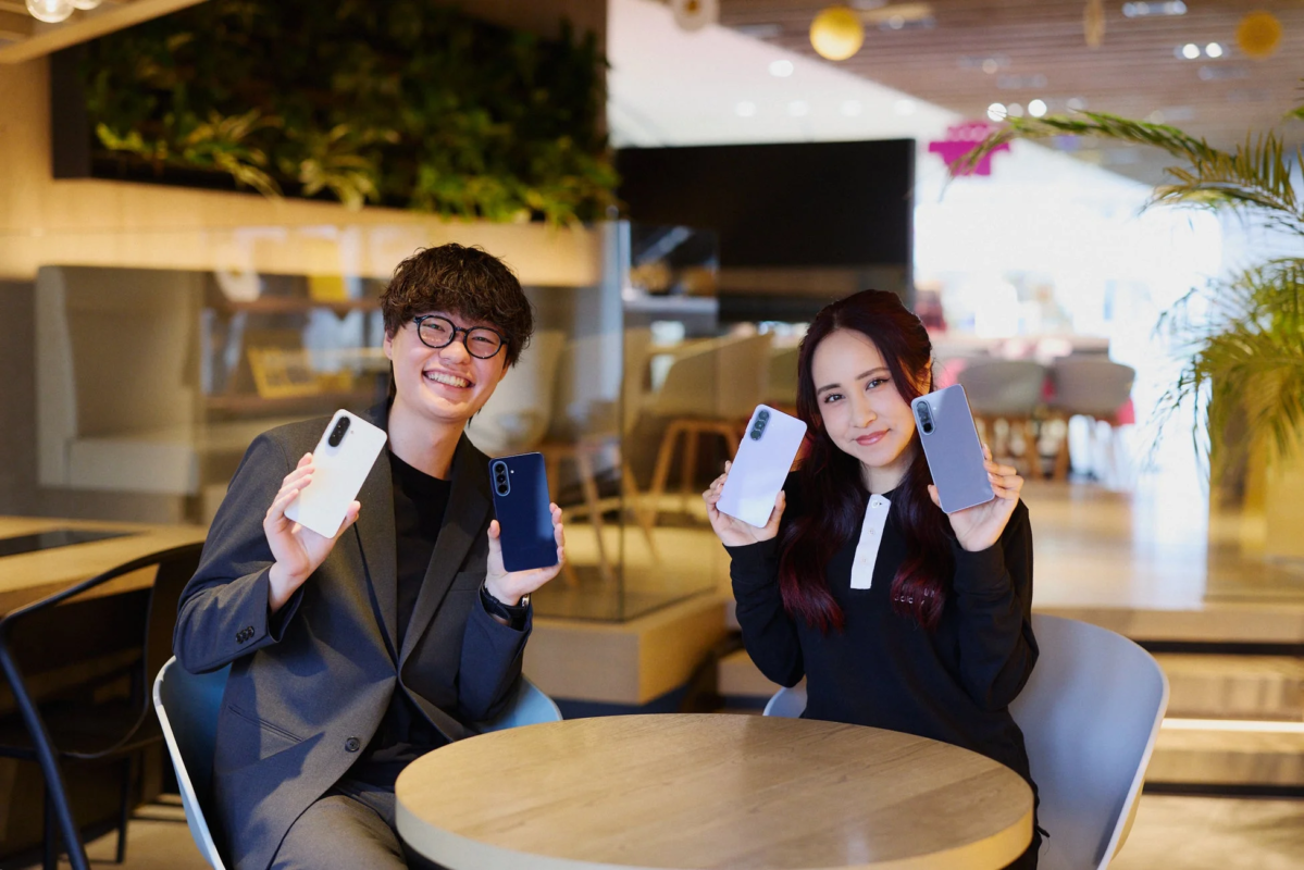 笑顔の男女と複数色のSamsung Galaxyスマートフォン