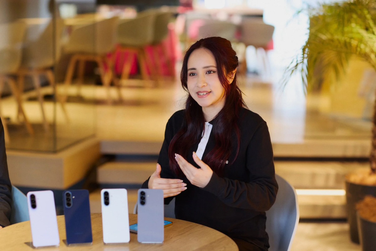 スマートフォンについて説明する女性