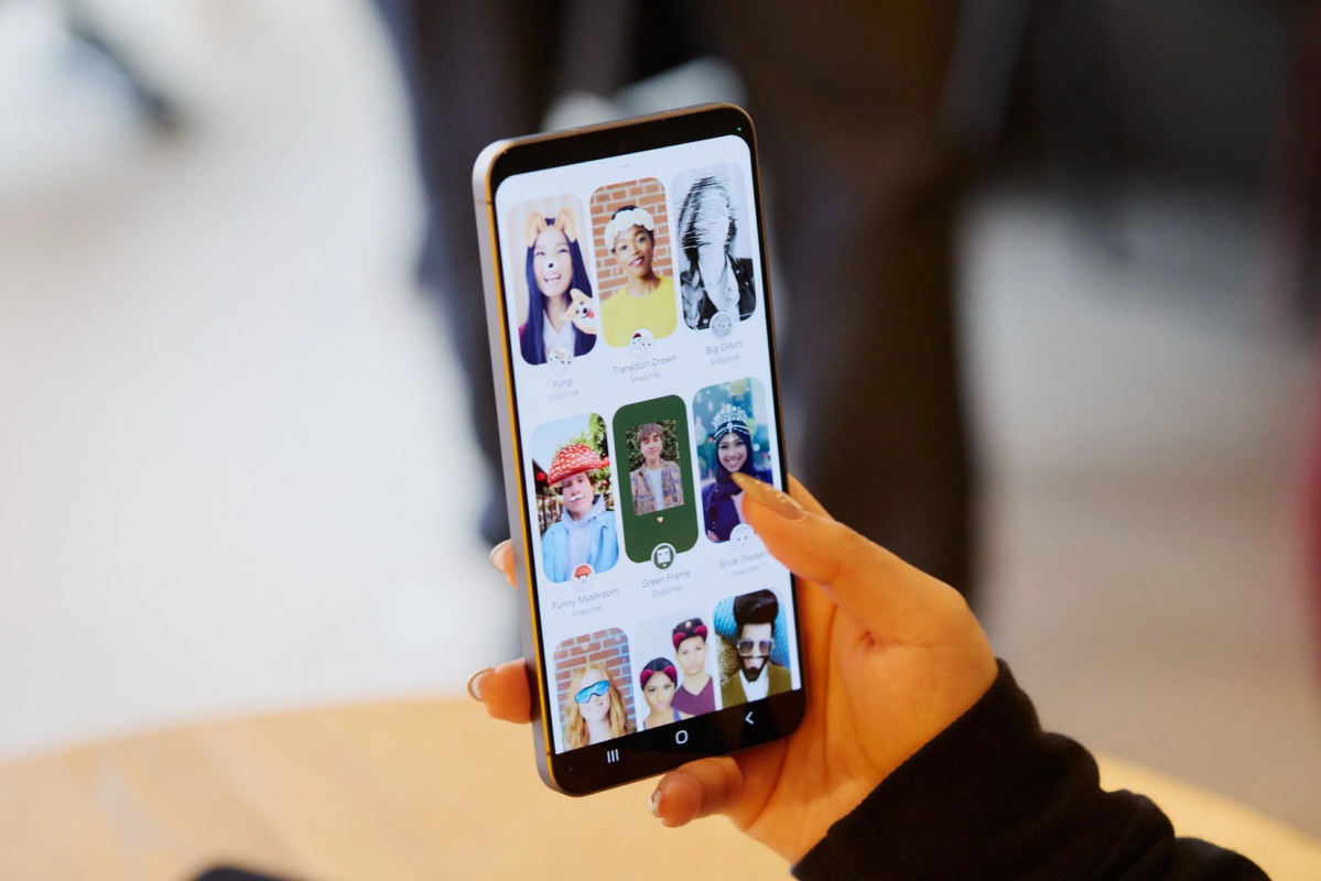 Snapchatアプリのフィルターを閲覧する女性