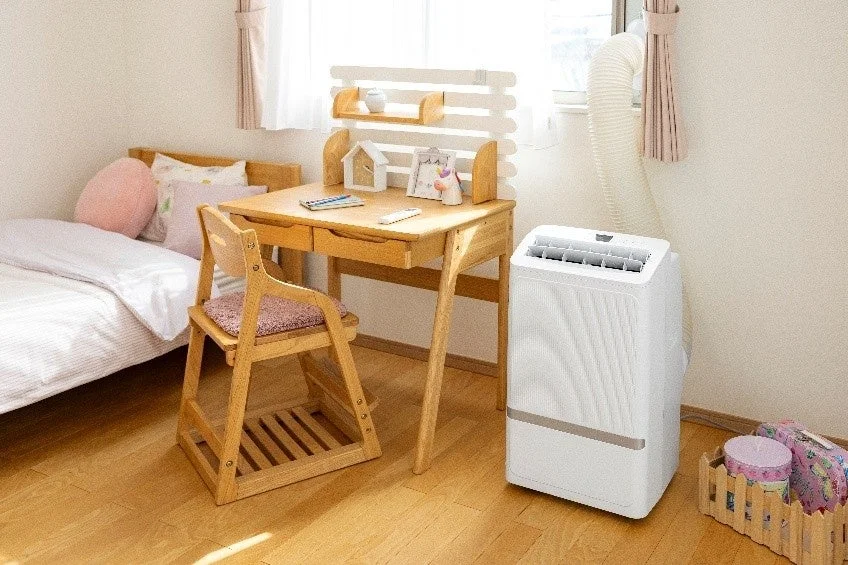 子供部屋に置かれた排気ダクト付きの白いポータブルエアコン