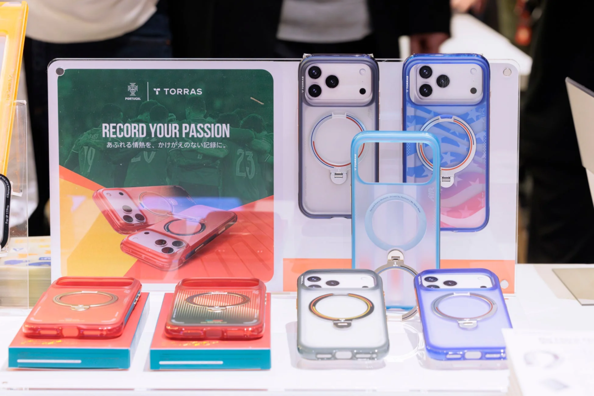 TORRASのスマートフォンケースが展示されたブース
