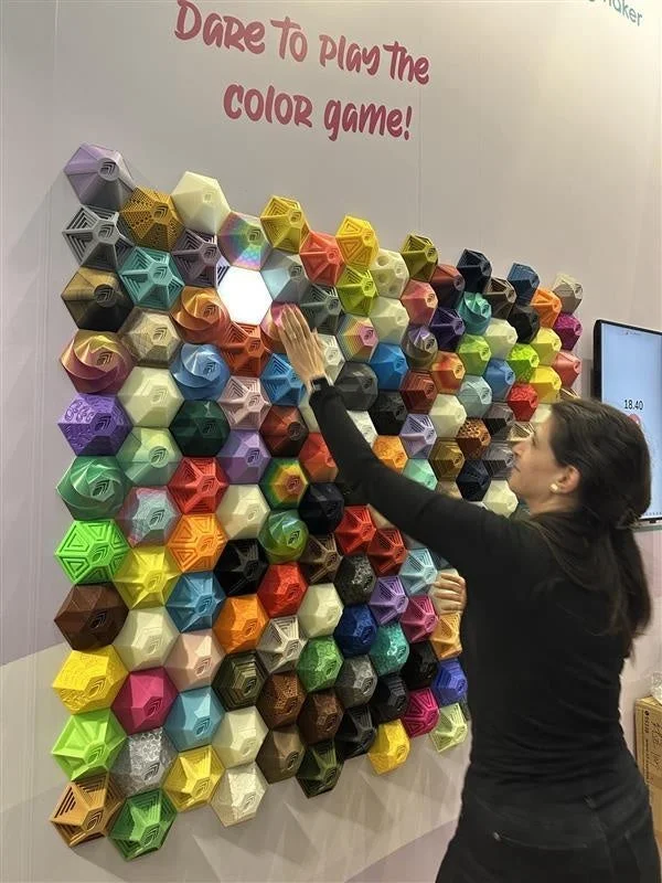Polymakerのインタラクティブなカラーゲーム展示