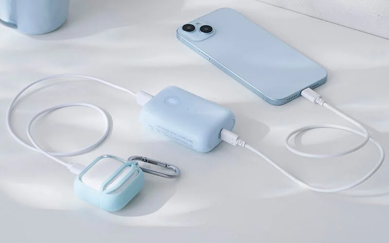 15Wモデルで充電中のスマートフォンとAirPods