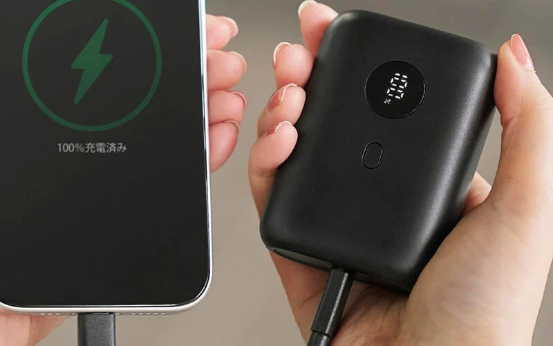 充電中のスマートフォンとモバイルバッテリー