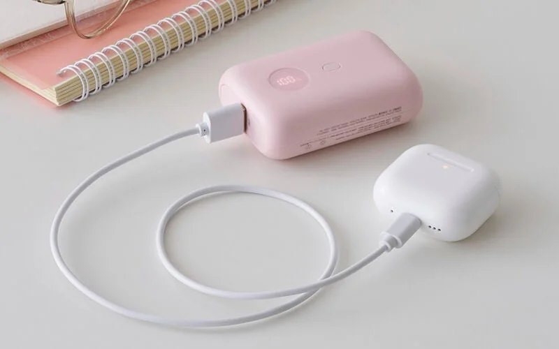 AirPodsを充電中のモバイルバッテリー