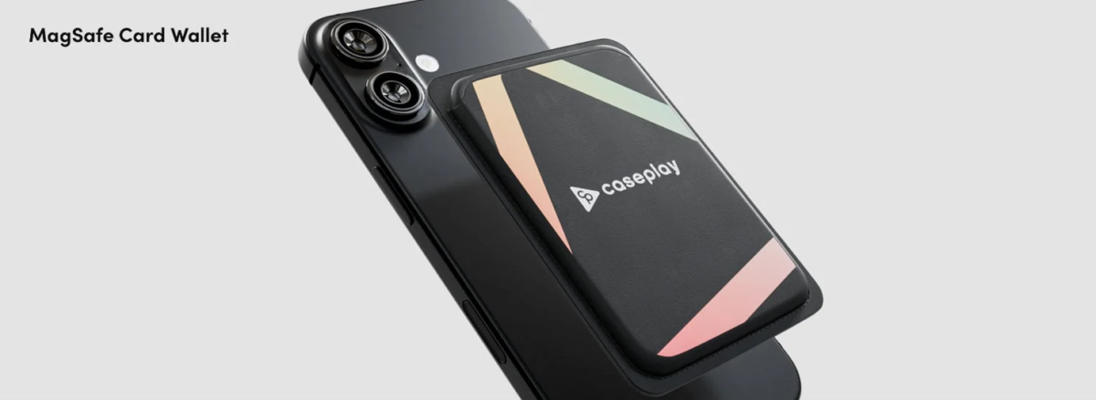 iPhoneの背面にMagSafe対応のカードウォレットが取り付けられている様子