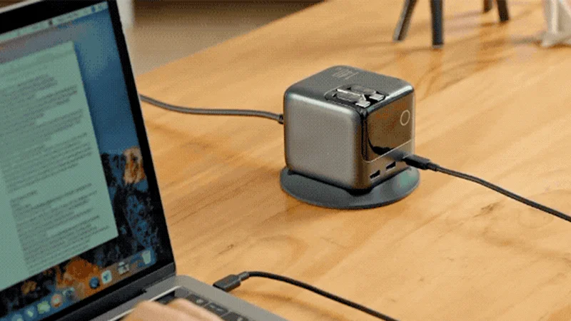 ノートPCと電源アダプター