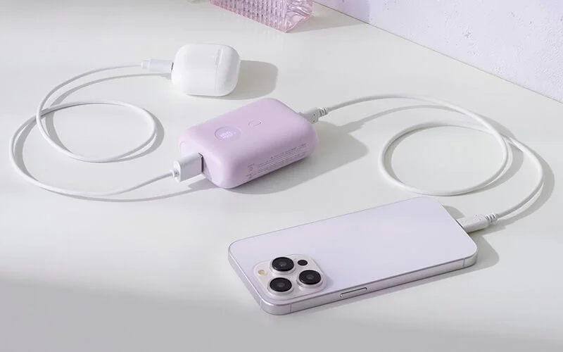22.5Wモデルで充電中のスマートフォンとAirPods