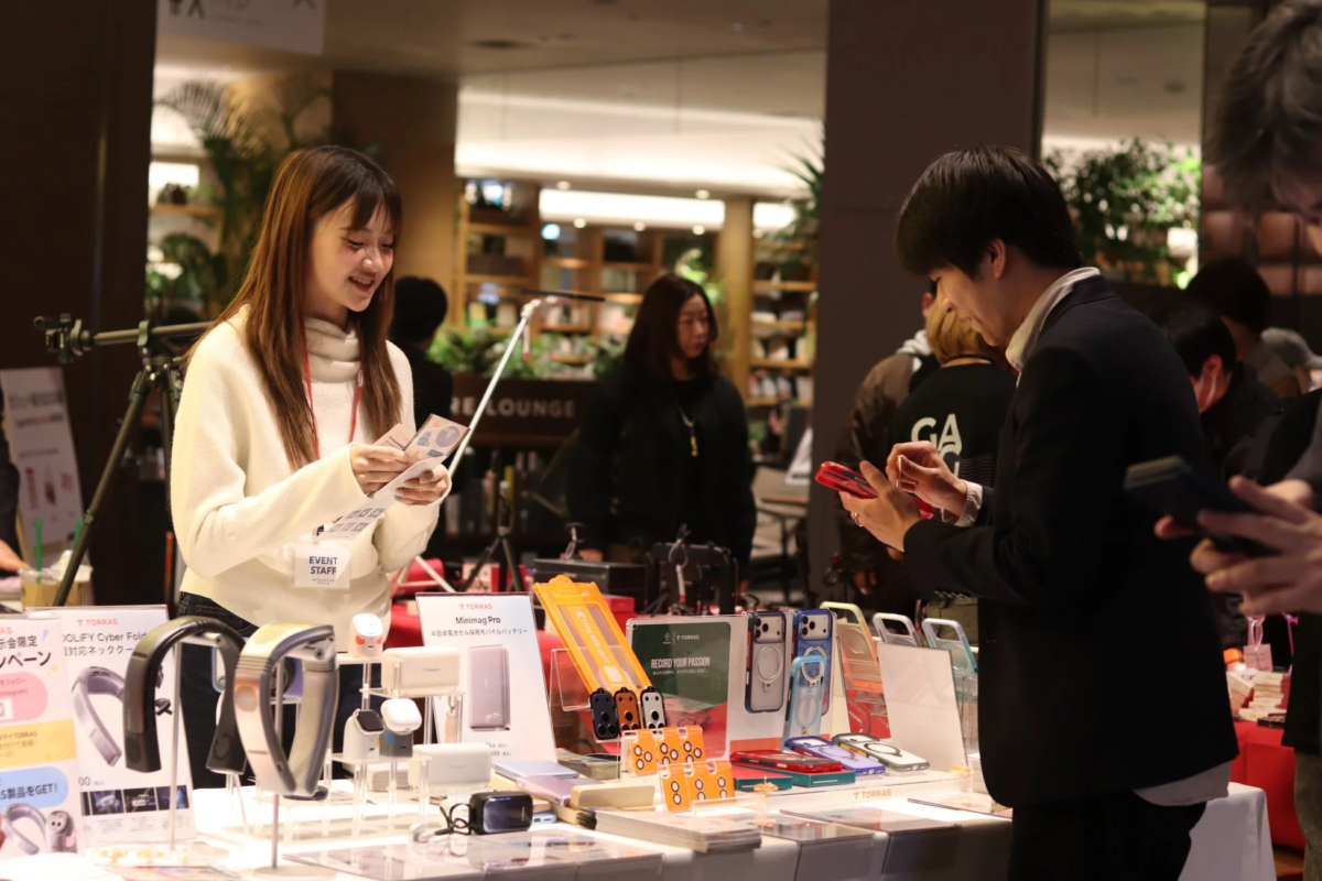 展示会でTORRASの製品を紹介するスタッフと来場者