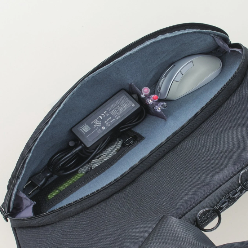 前面ポケットに周辺機器を収納した様子