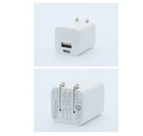 白い直方体のUSB充電器で、USB-AとUSB-Cの2種類のポートを備え、折りたたみ式のプラグが特徴です。