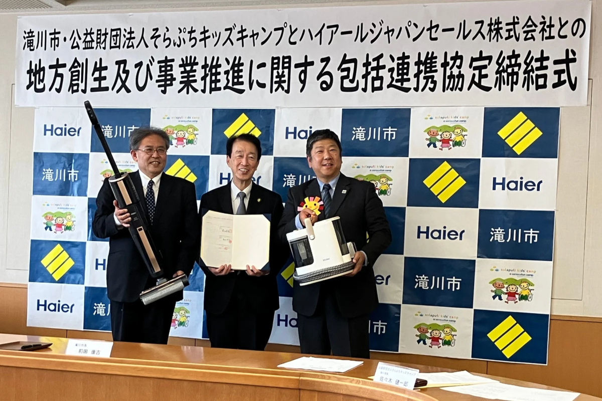 製品を前にした記念撮影