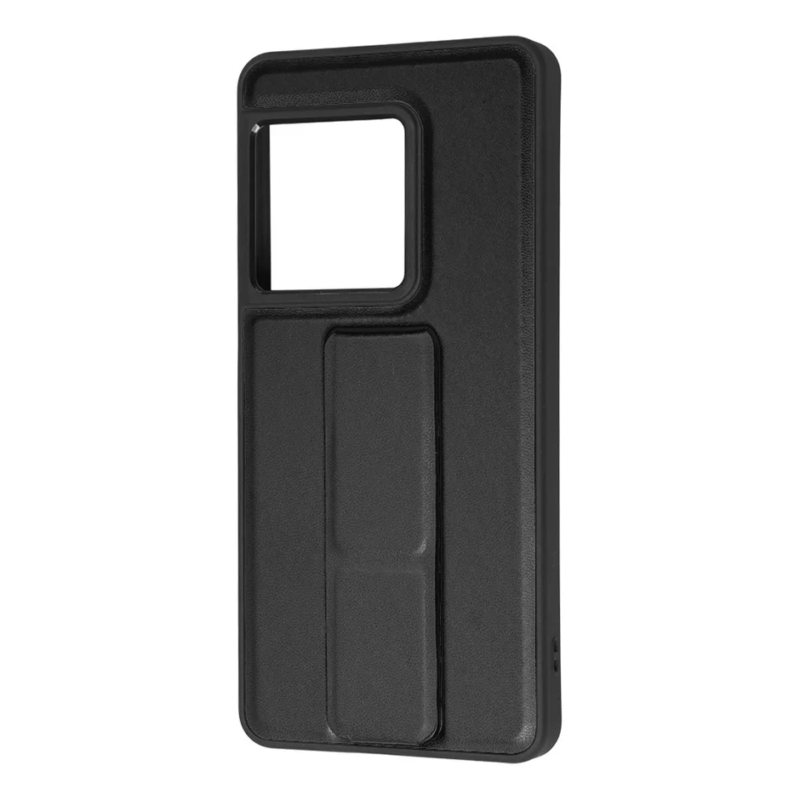 黒色のスマートフォンケースで、背面にカメラ用の大きな開口部と折りたたみ式のスタンド機能が備わっています。