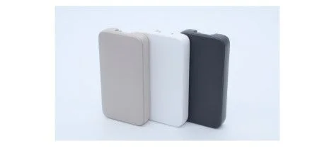 ガジェット、モバイルバッテリー、スマートフォンケース、電子機器、白、黒、グレー、シンプル、並んだ、製品