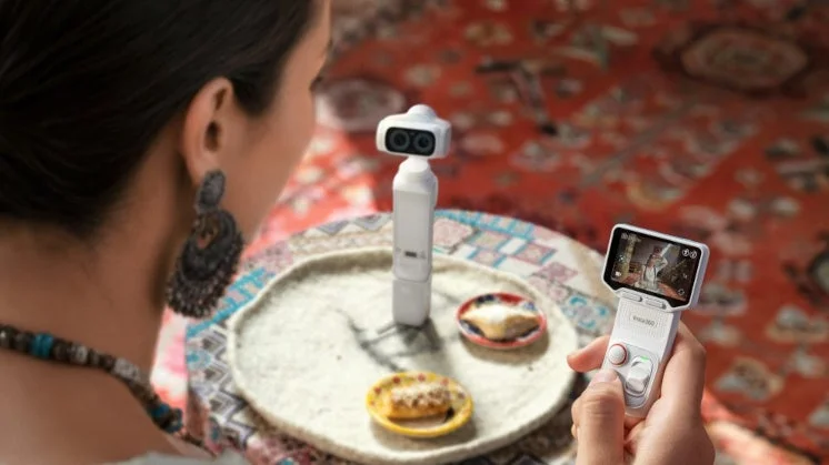 Insta360カメラを操作する女性