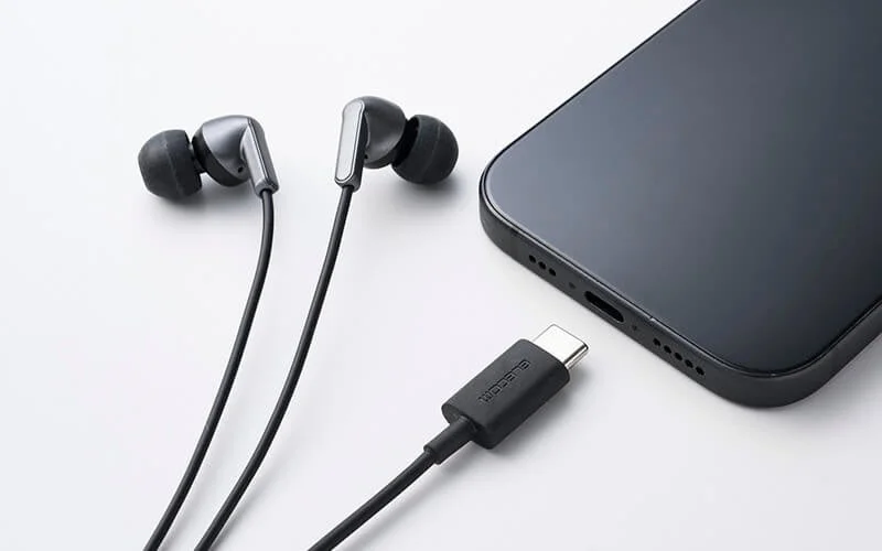 USB Type-C接続の黒い有線イヤホンとスマートフォン