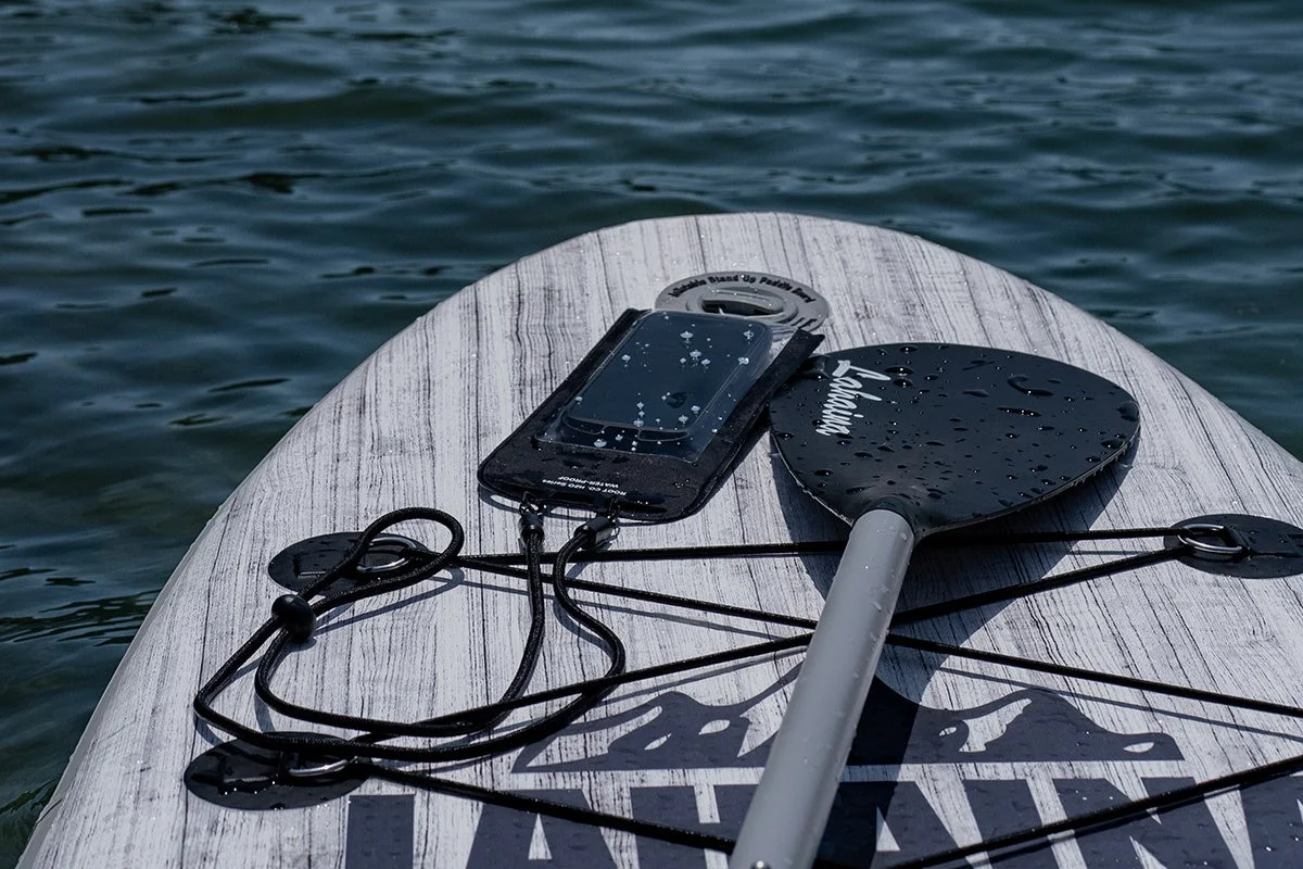 SUPボード上の防水ケースとスマートフォン