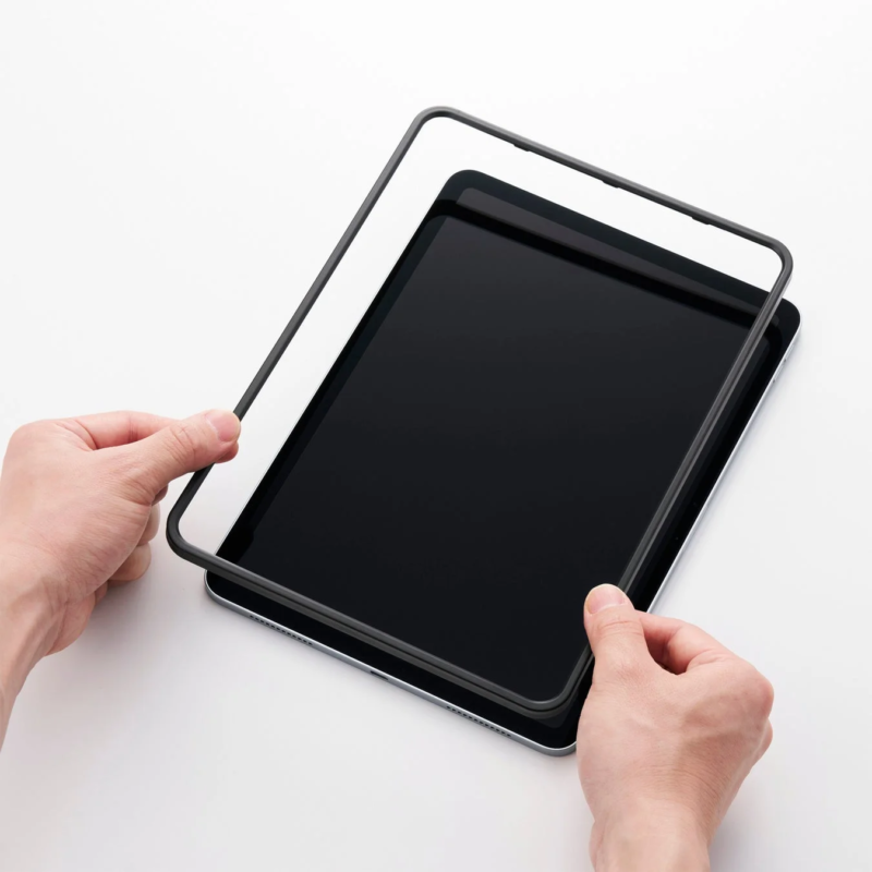 タブレットにスクリーンプロテクターを装着する手