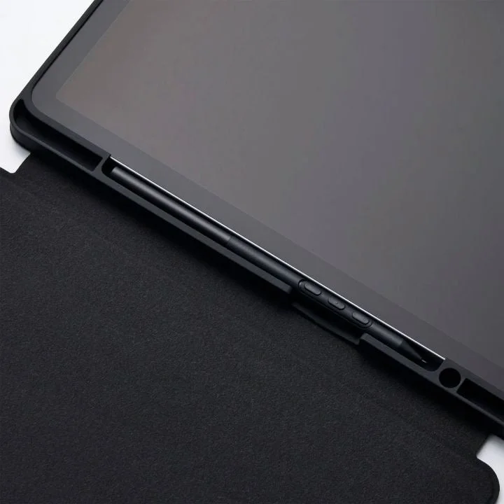 黒いタブレットが専用ケースに収納されており、スタイラスペンが側面にセットされている