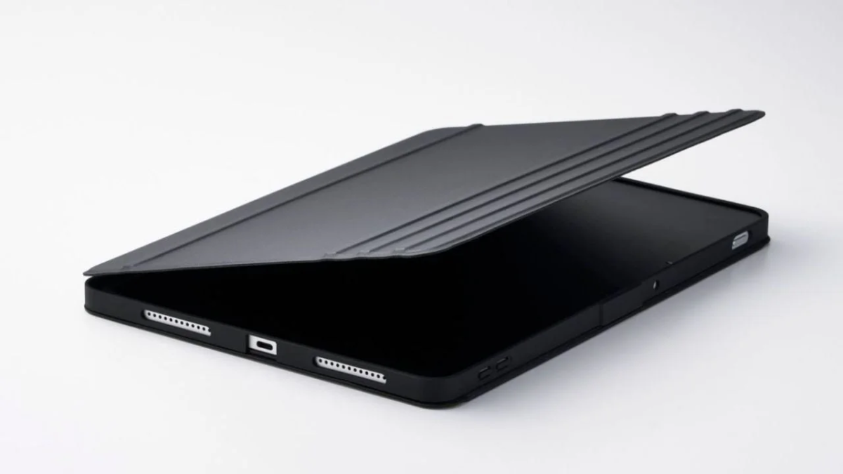 黒いタブレットケースが写っており、ケースは一部開いていて内部の黒いタブレットが少し見えている