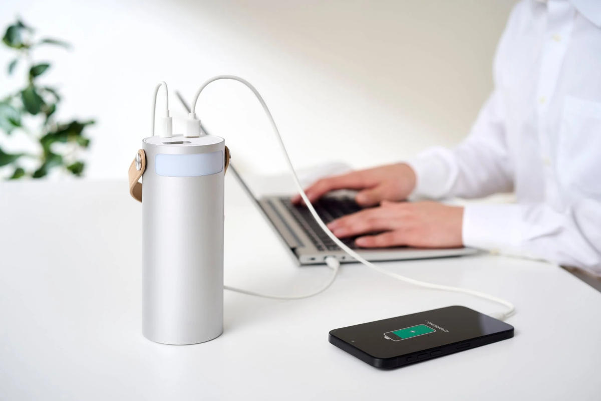 スマートフォンとノートパソコンを充電する様子