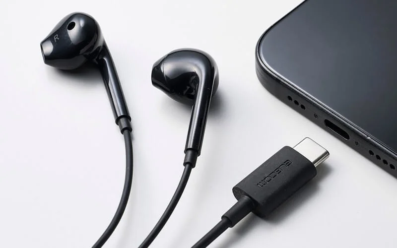 ブラックのインナーイヤー型イヤホンとスマートフォン